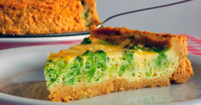 Torta de brócolis e queijo com massa de grão de bico