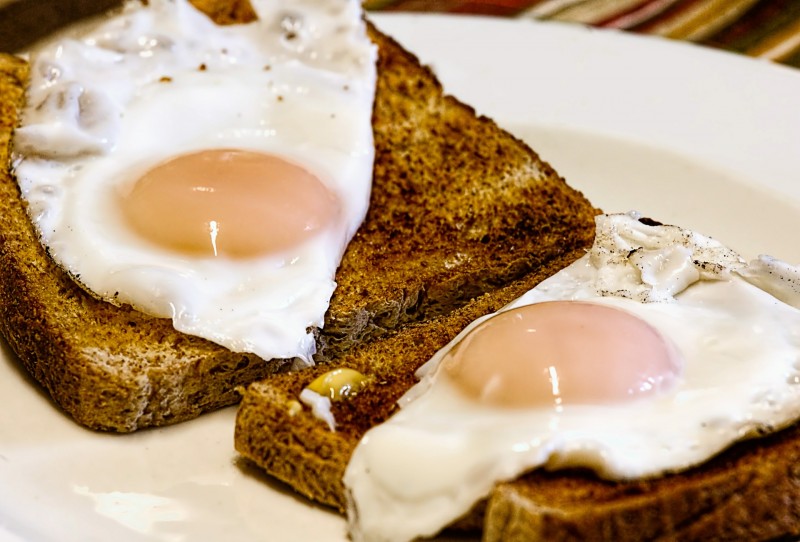 Conheça os benefícios de comer dois ovos todo dia